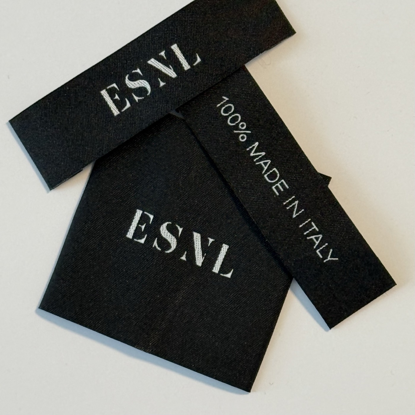 Le prime etichette tessute ESNL — 100% Made in Italy